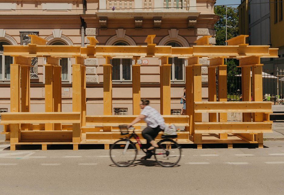 Parklet na Palackého ulici v Trenčíne v rámci projektu Trenčín 2026